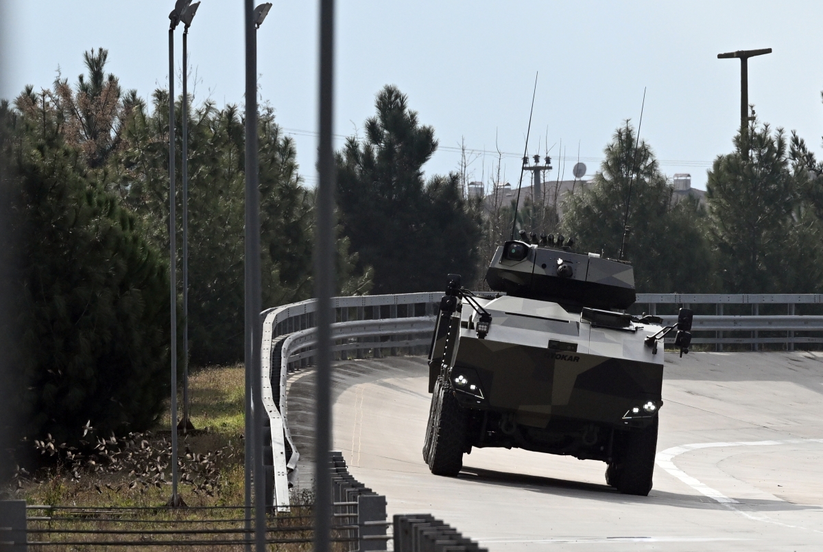 Türkiye'nin yerli motorlu ilk 8x8 aracı göreve hazır