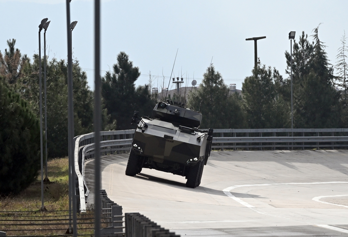 Türkiye'nin yerli motorlu ilk 8x8 aracı göreve hazır