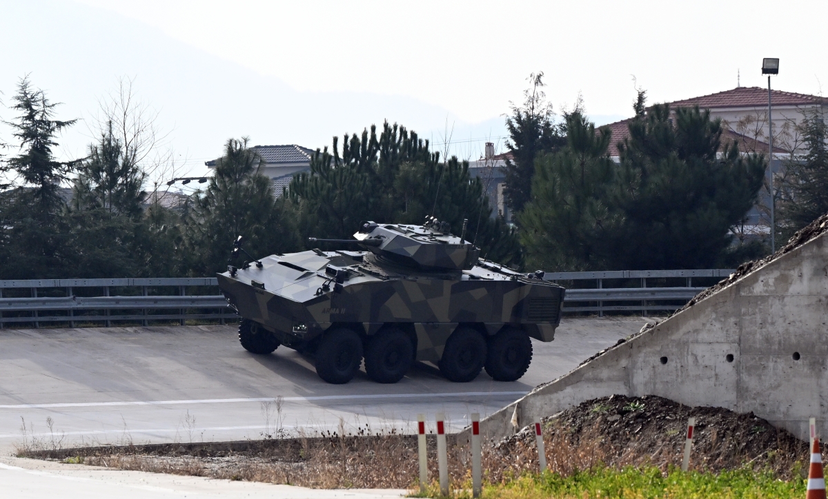 Türkiye'nin yerli motorlu ilk 8x8 aracı göreve hazır
