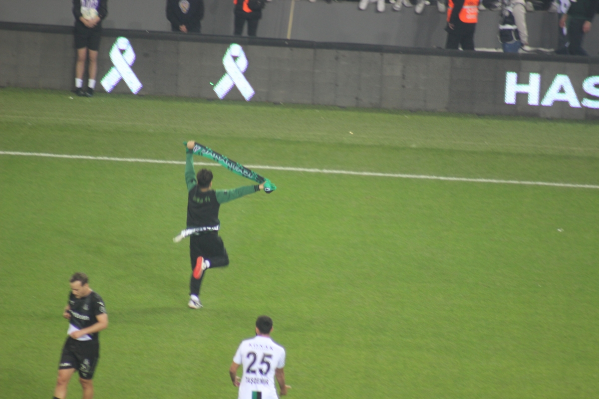 Kocaelispor-Sakaryaspor maçında ortalık karıştı