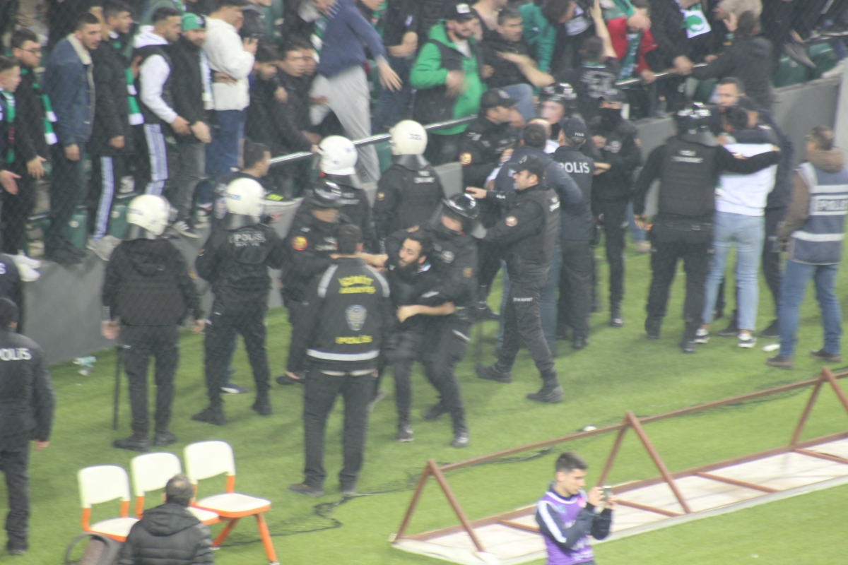 Kocaelispor-Sakaryaspor maçında ortalık karıştı