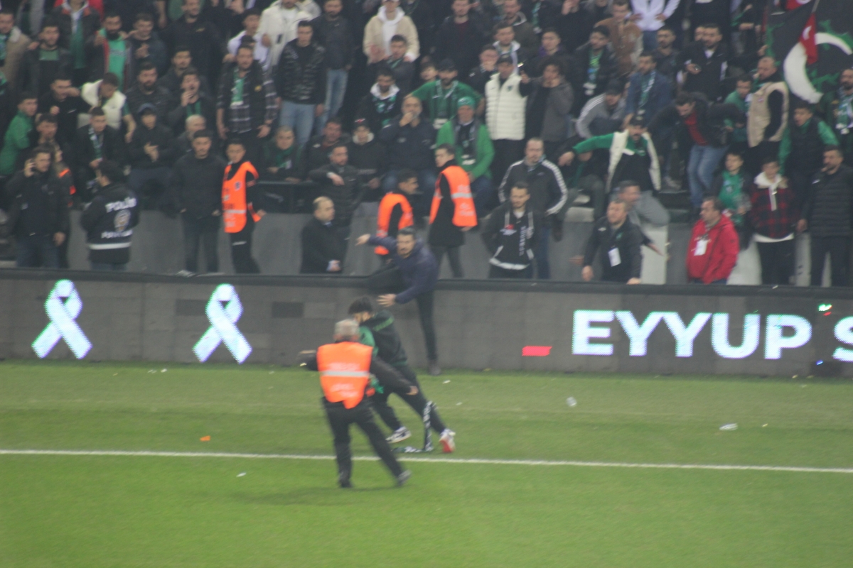 Kocaelispor-Sakaryaspor maçında ortalık karıştı