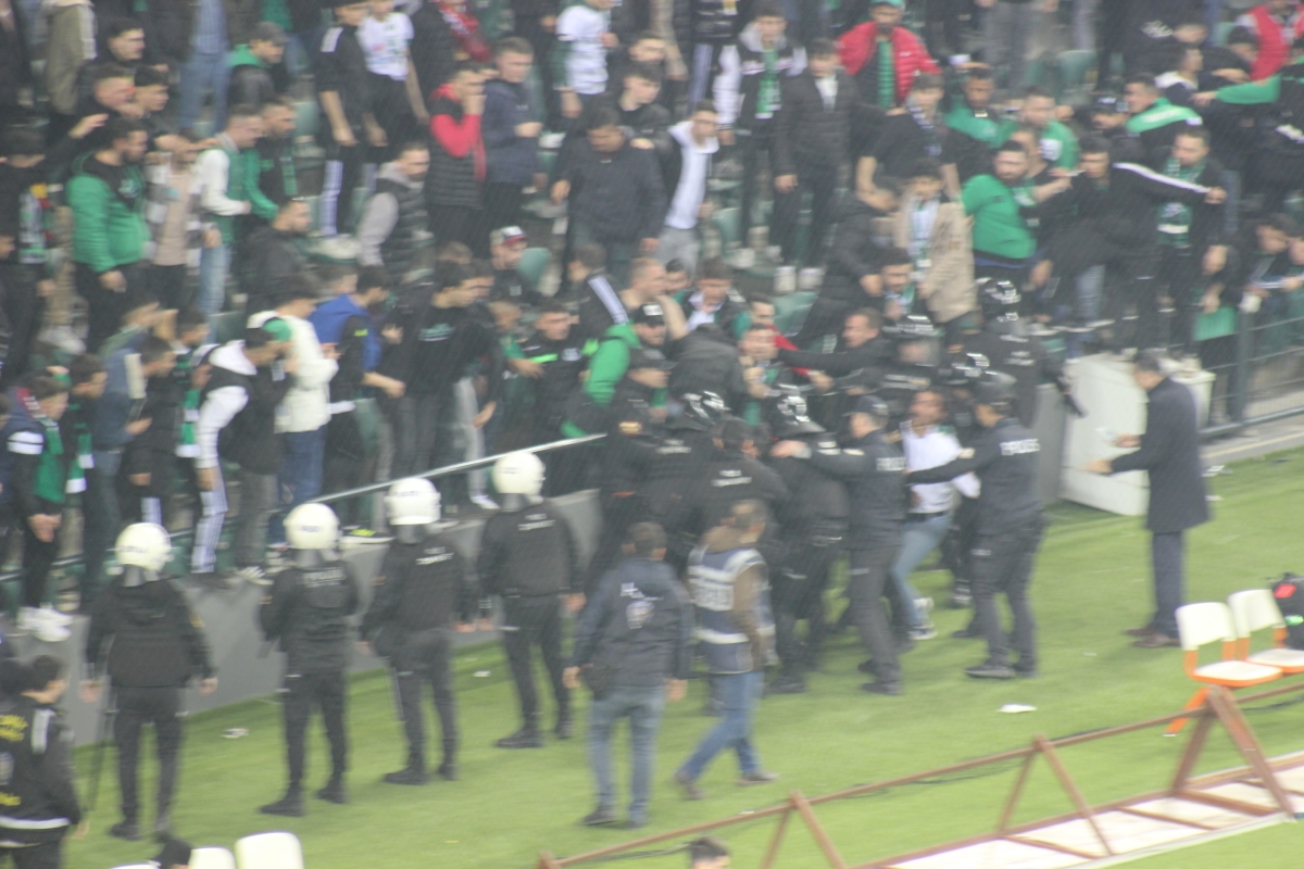 Kocaelispor-Sakaryaspor maçında ortalık karıştı