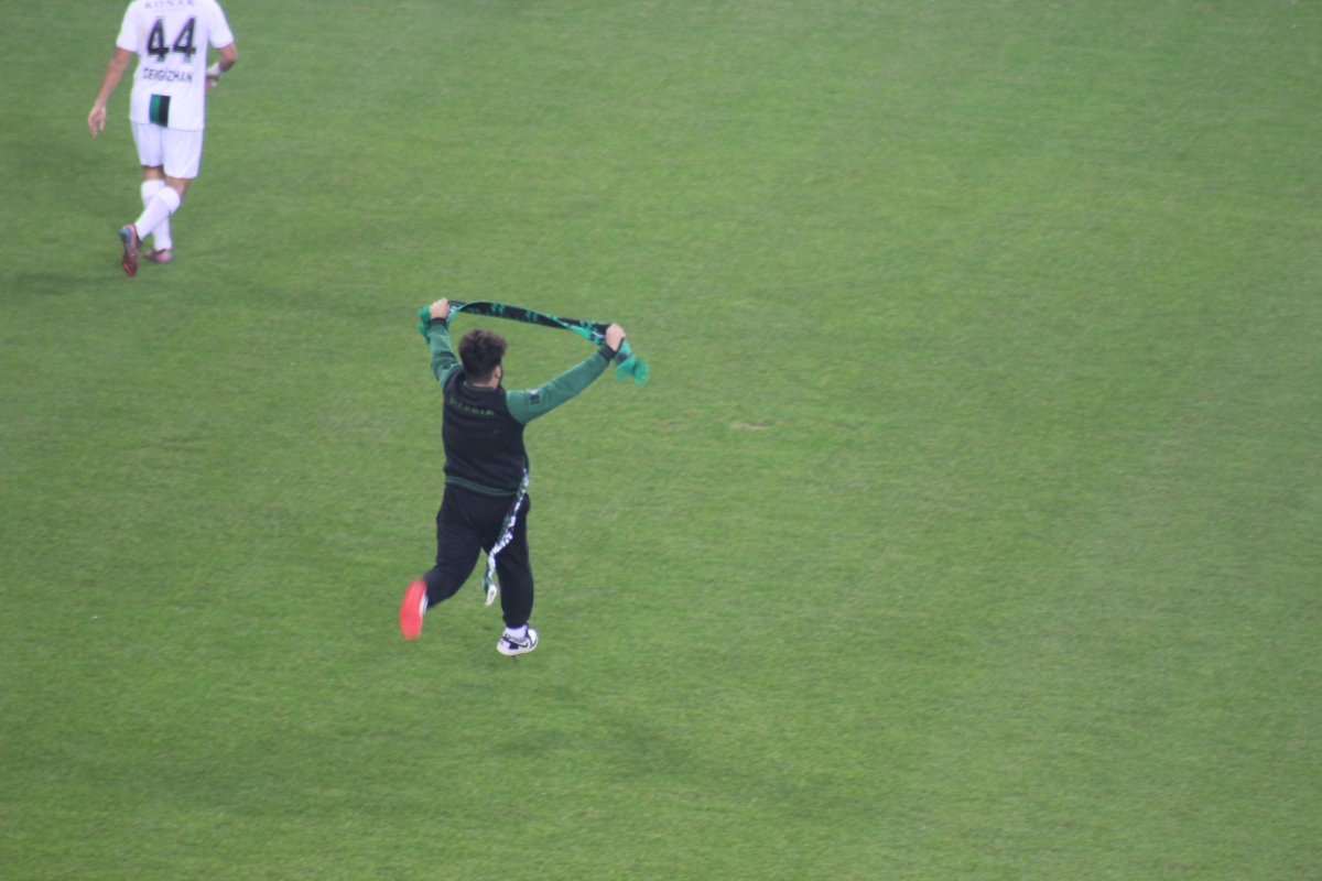 Kocaelispor-Sakaryaspor maçında ortalık karıştı
