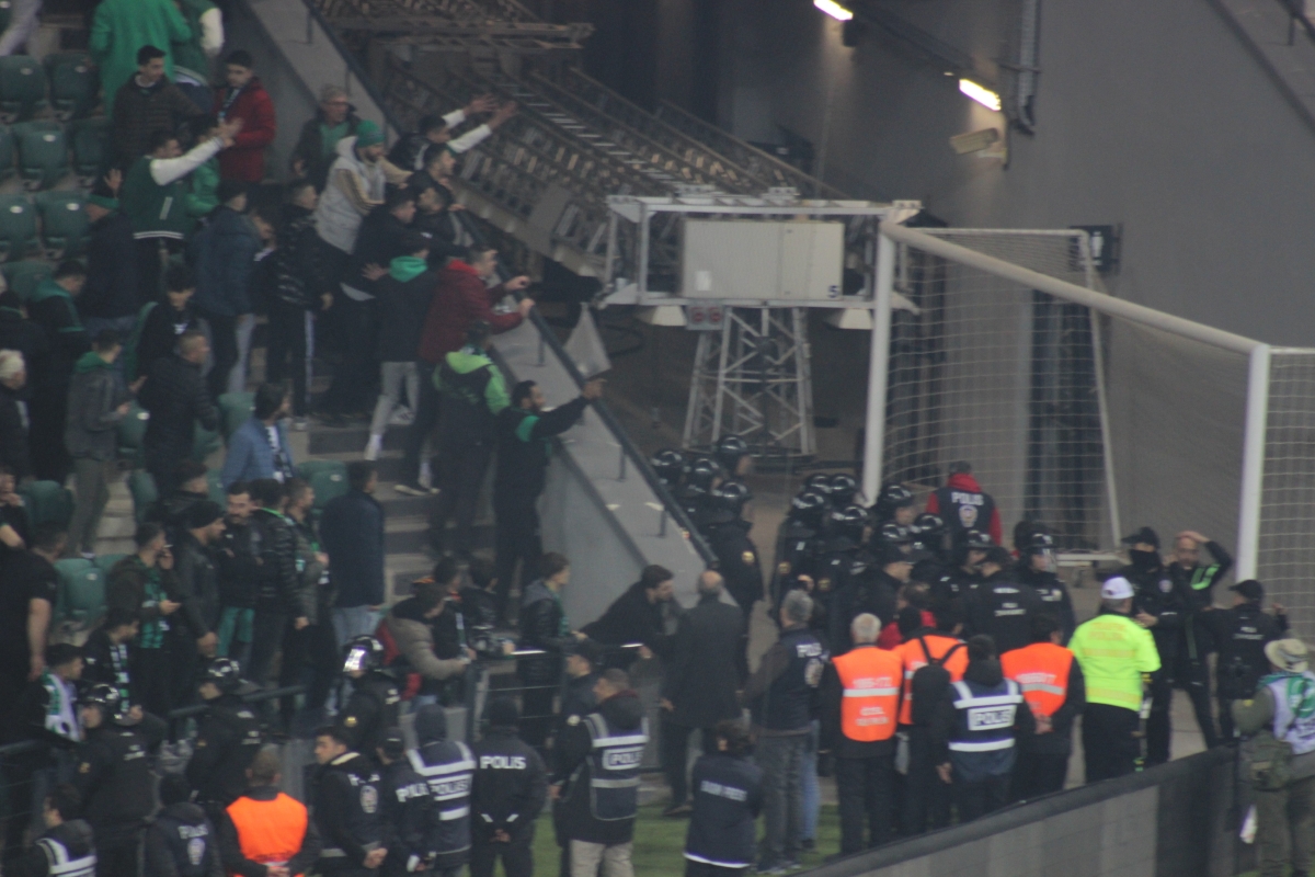 Kocaelispor-Sakaryaspor maçında ortalık karıştı