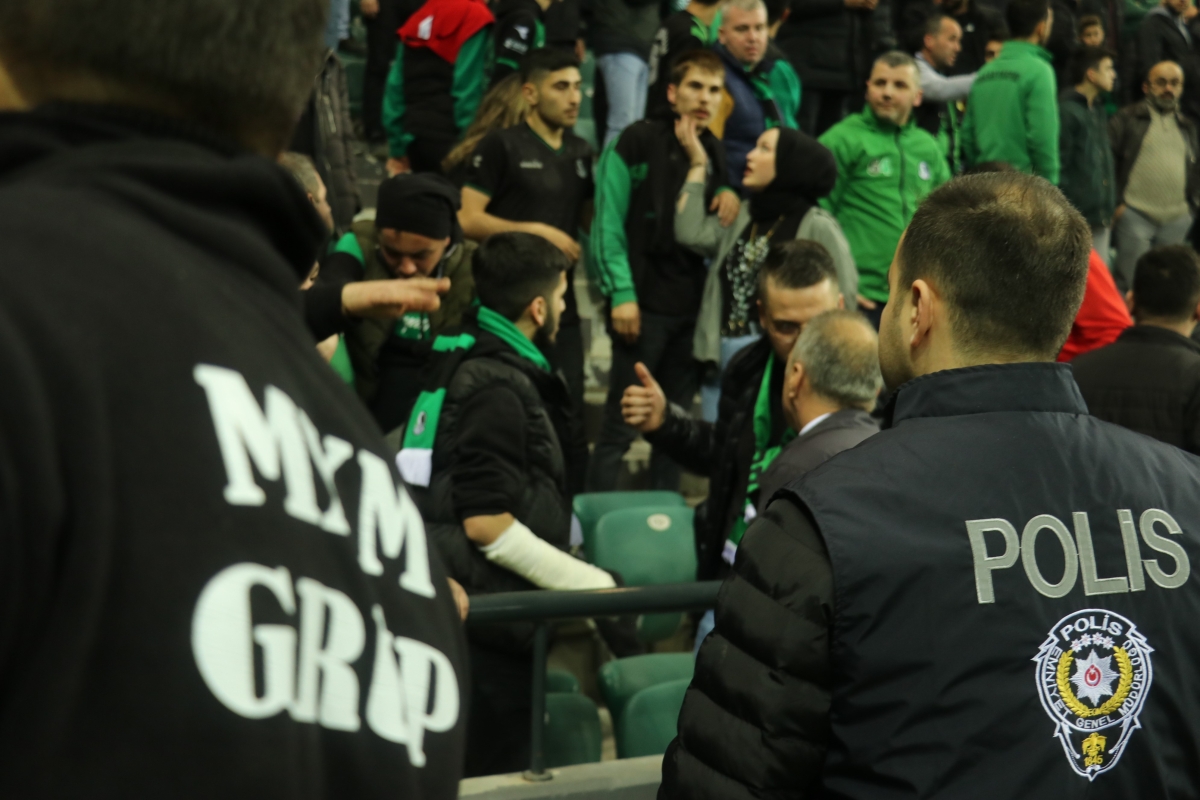 Kocaelispor - Sakaryaspor maçında tribünde gerginlik