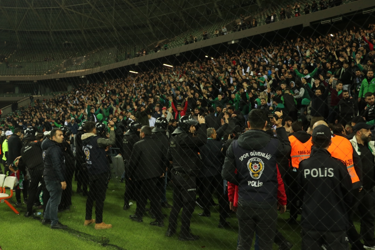 Kocaelispor - Sakaryaspor maçında tribünde gerginlik