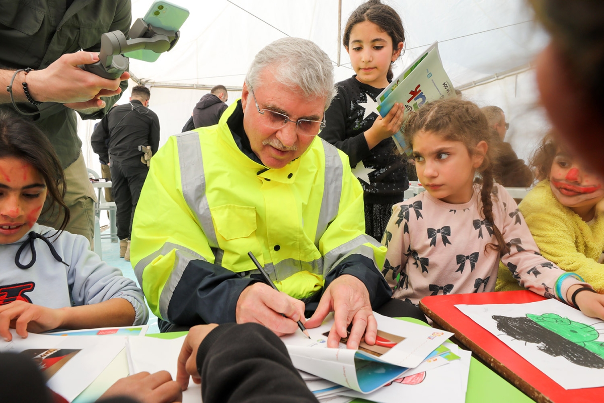 Çocuk gülerse dünya güler