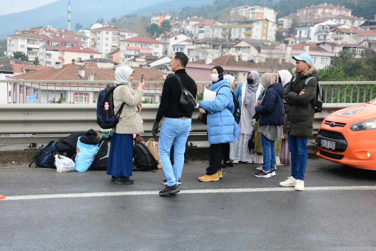 TEM'de 23 araç kazaya karıştı: 11 yaralı