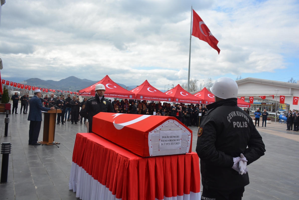 Polis memuru gözyaşlarıyla uğurlandı