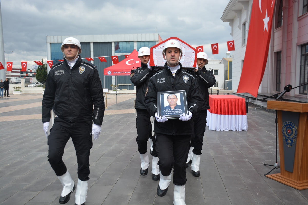 Polis memuru gözyaşlarıyla uğurlandı