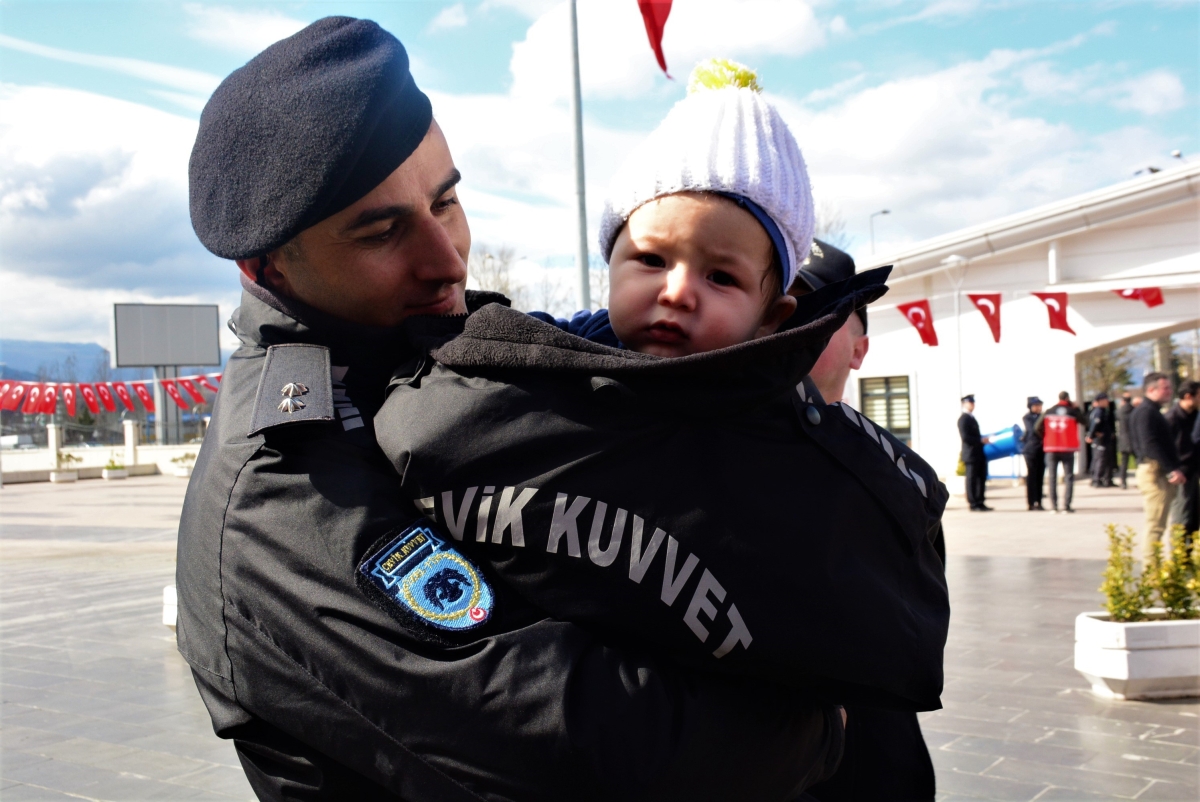 Polis memuru gözyaşlarıyla uğurlandı