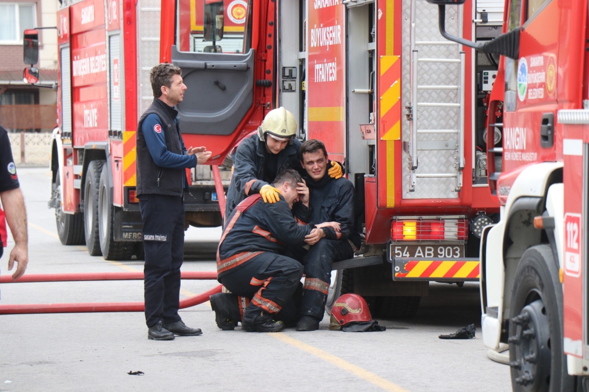 Alevlerin arasında kalan itfaiye eri hastanede hayatını kaybetti
