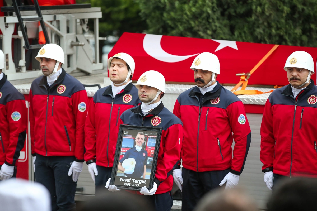 Büyükşehir'in şehit itfaiye eri dualarla uğurlandı