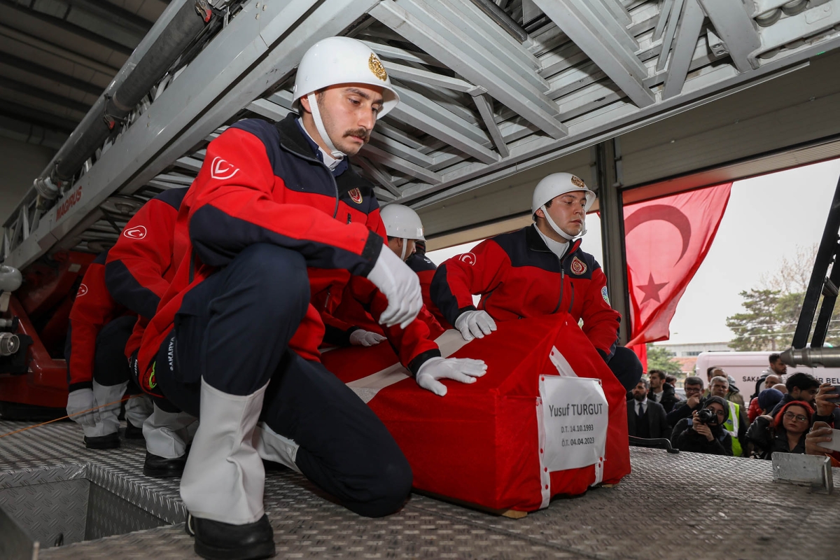 Büyükşehir'in şehit itfaiye eri dualarla uğurlandı