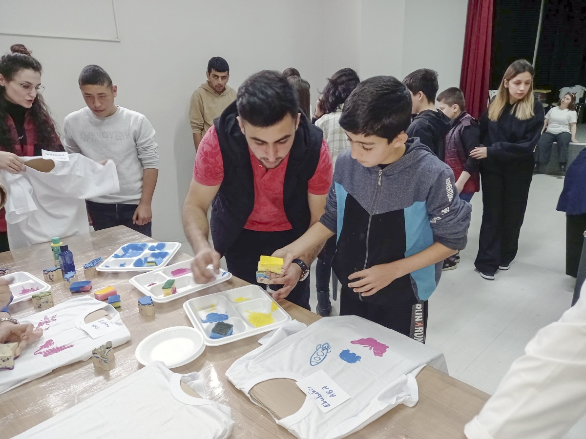 Otizmli bireylerle tahta baskı etkinliği