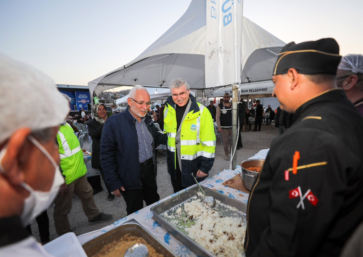 Depremzedeler için iftar