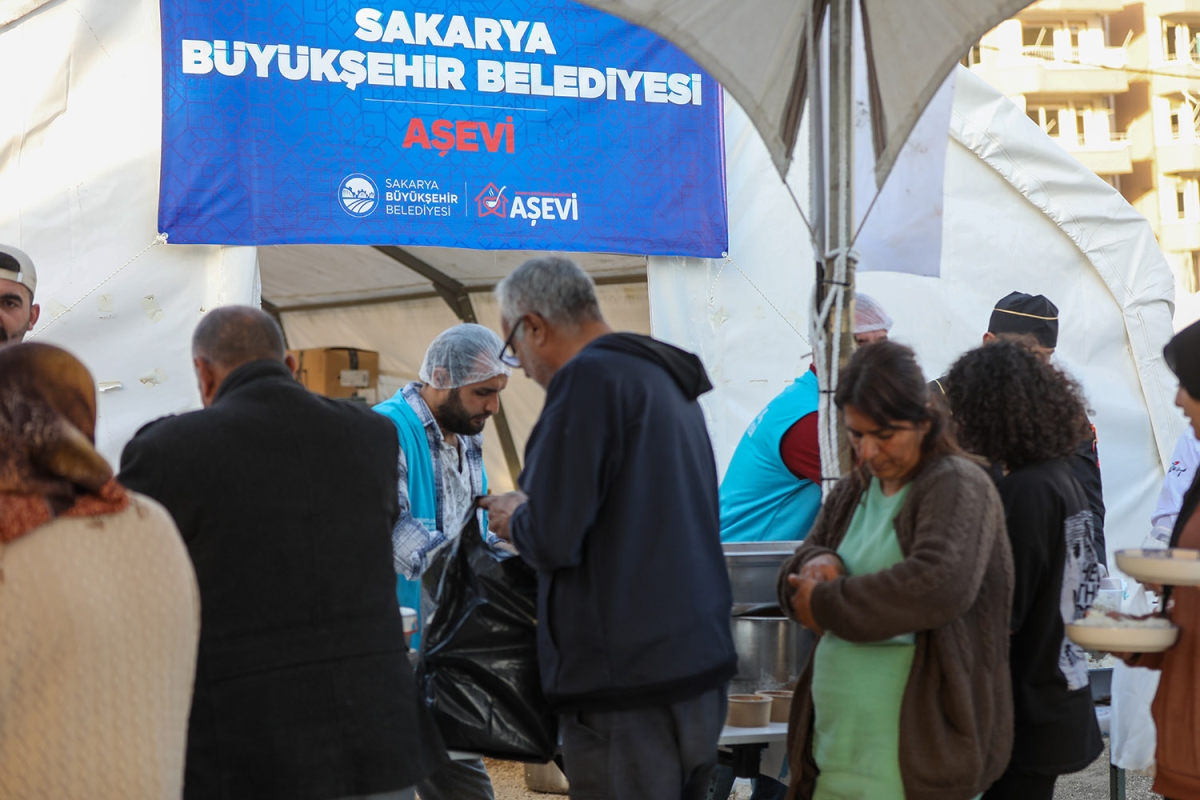 Depremzedeler için iftar