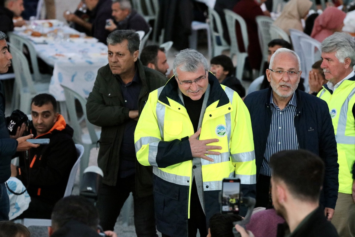Depremzedeler için iftar