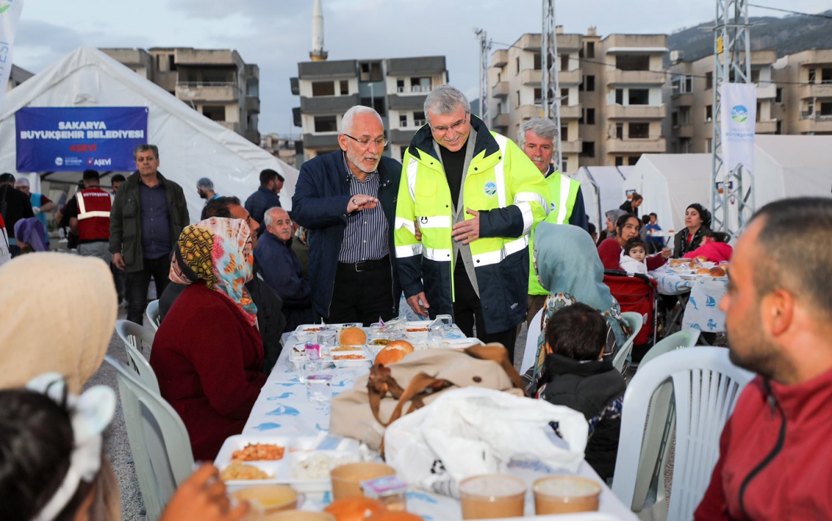 Depremzedeler için iftar