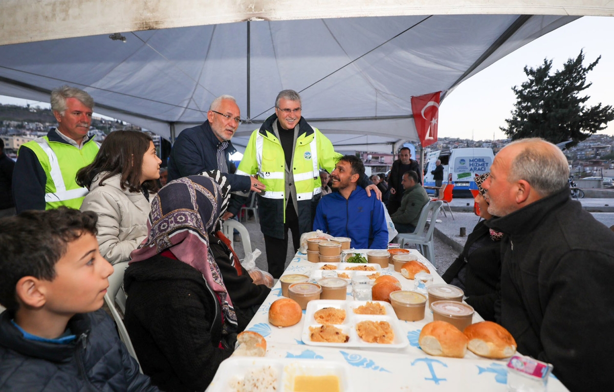 Depremzedeler için iftar