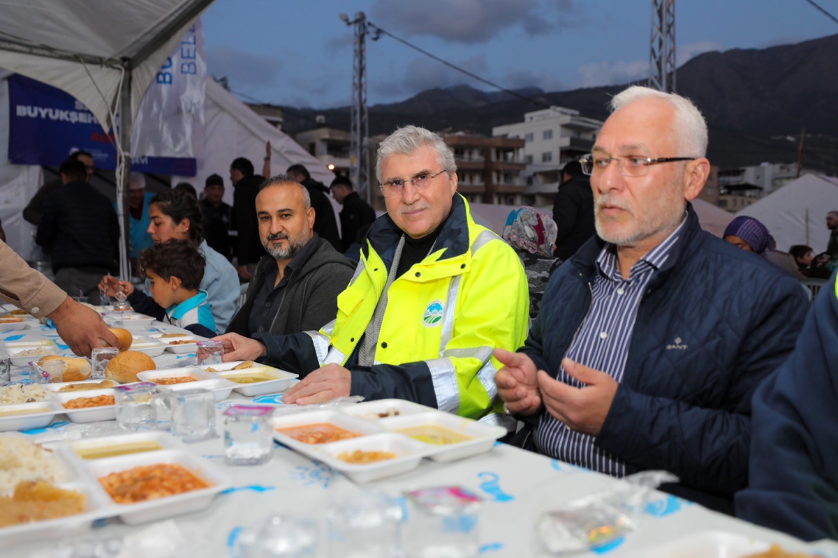 Depremzedeler için iftar