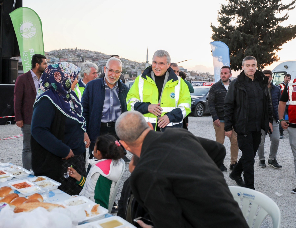 Depremzedeler için iftar