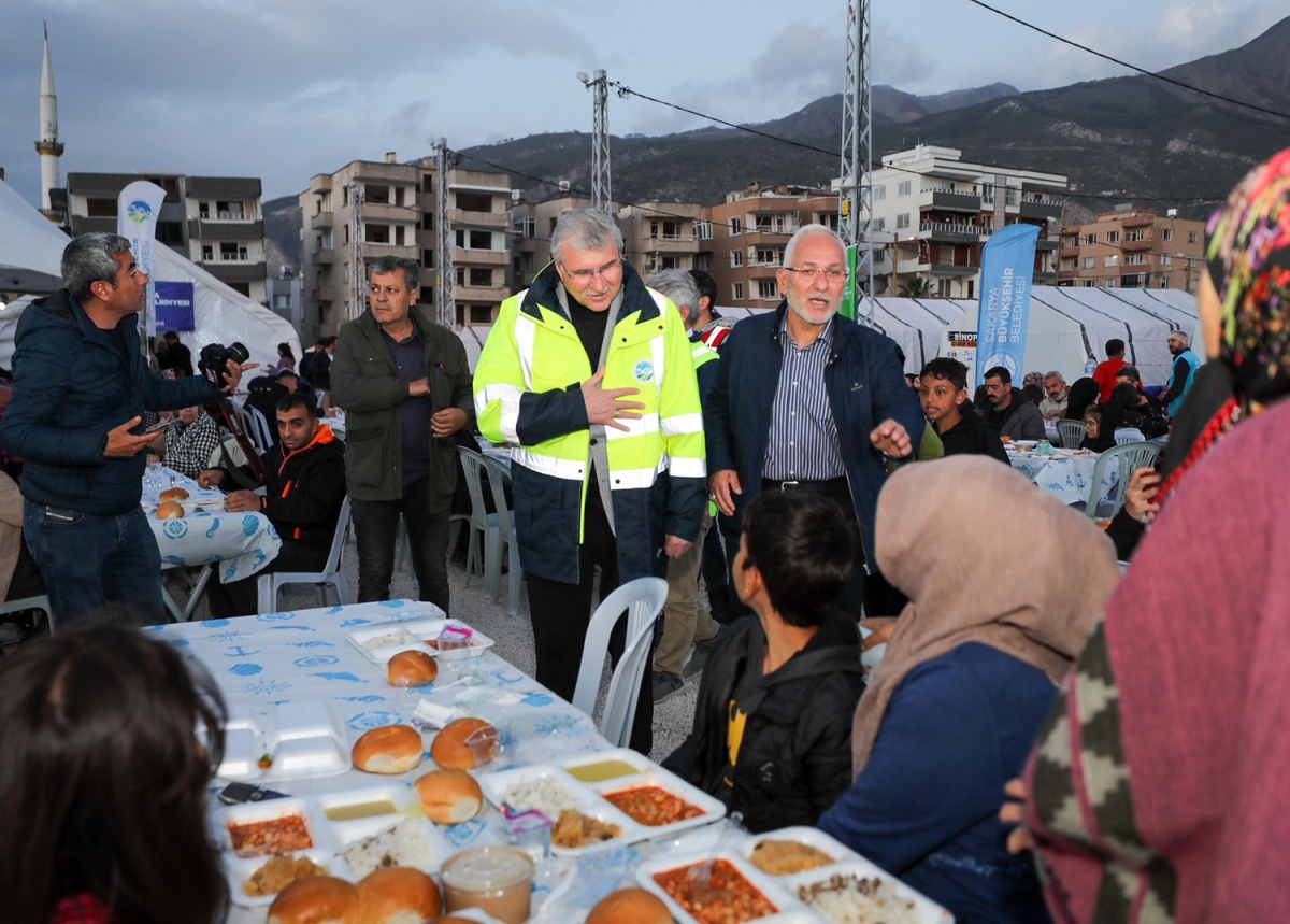 Depremzedeler için iftar