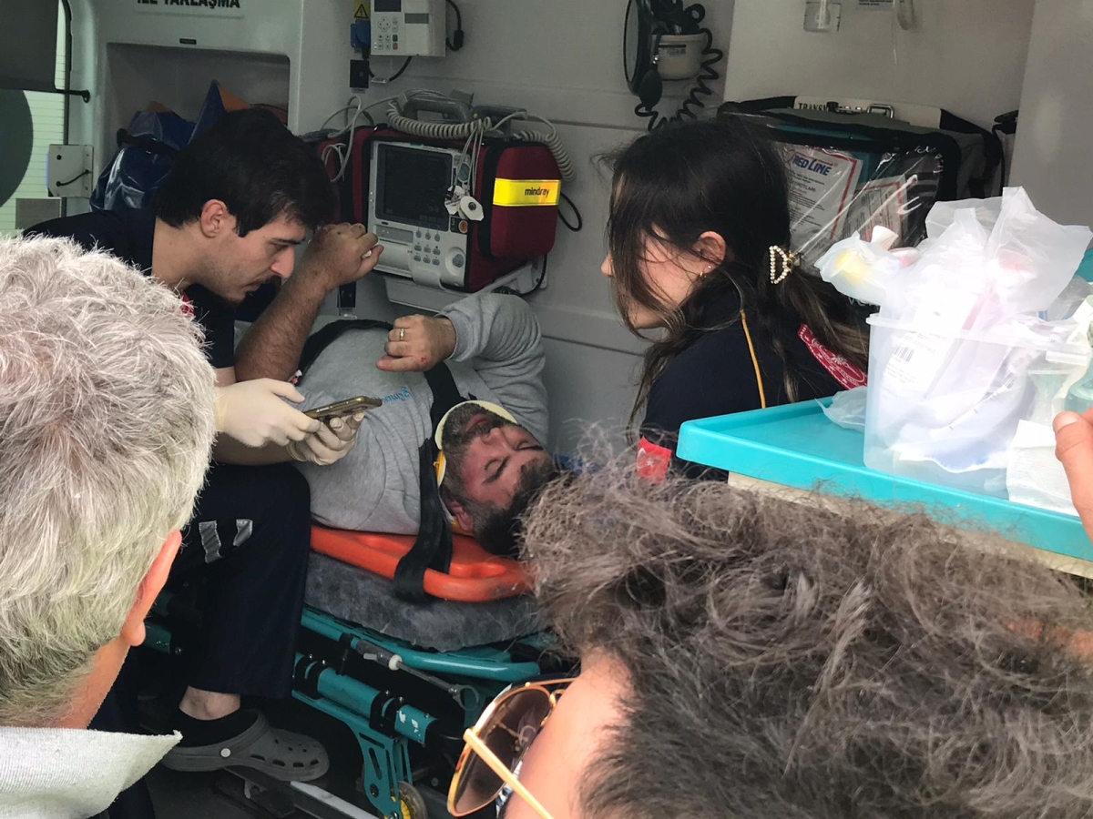 Tomruk yüklü kamyona çarptı