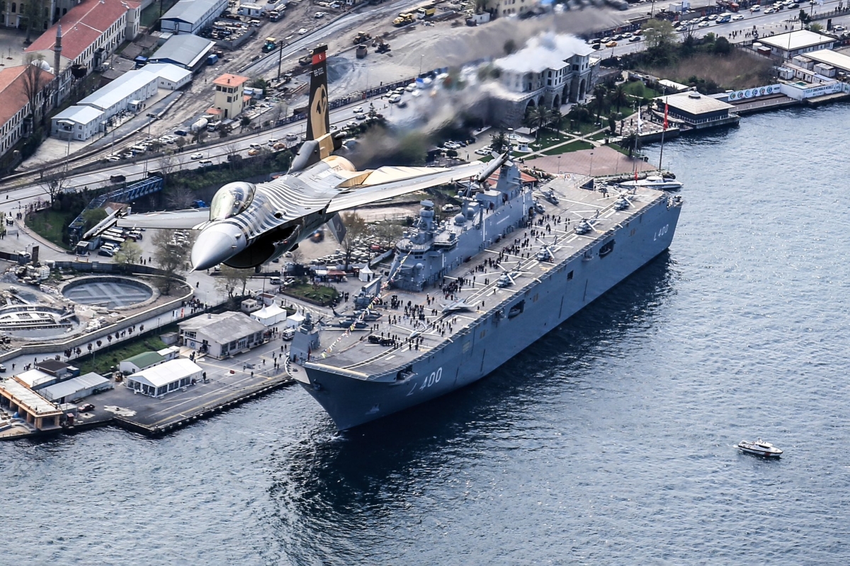 SOLOTÜRK TCG Anadolu’yu selamladı…