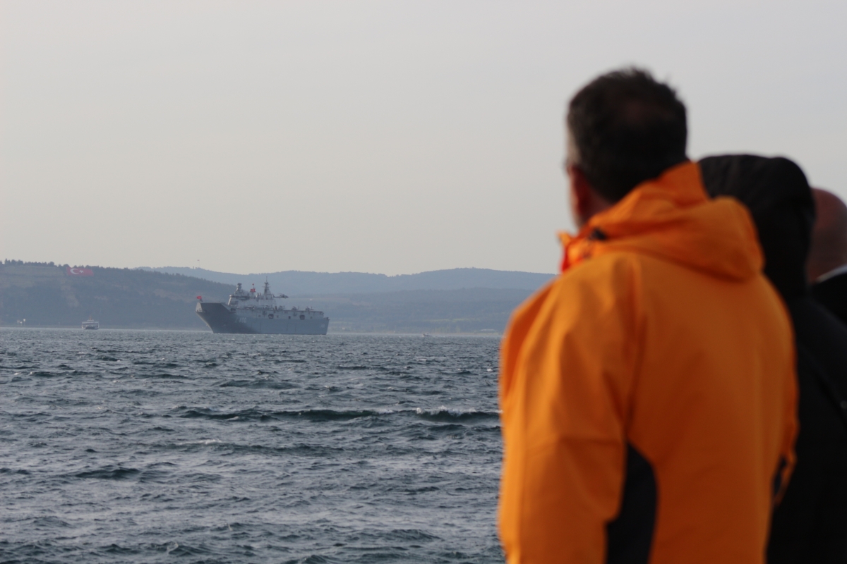 TCG Anadolu Çanakkale Boğazı'ndan geçti