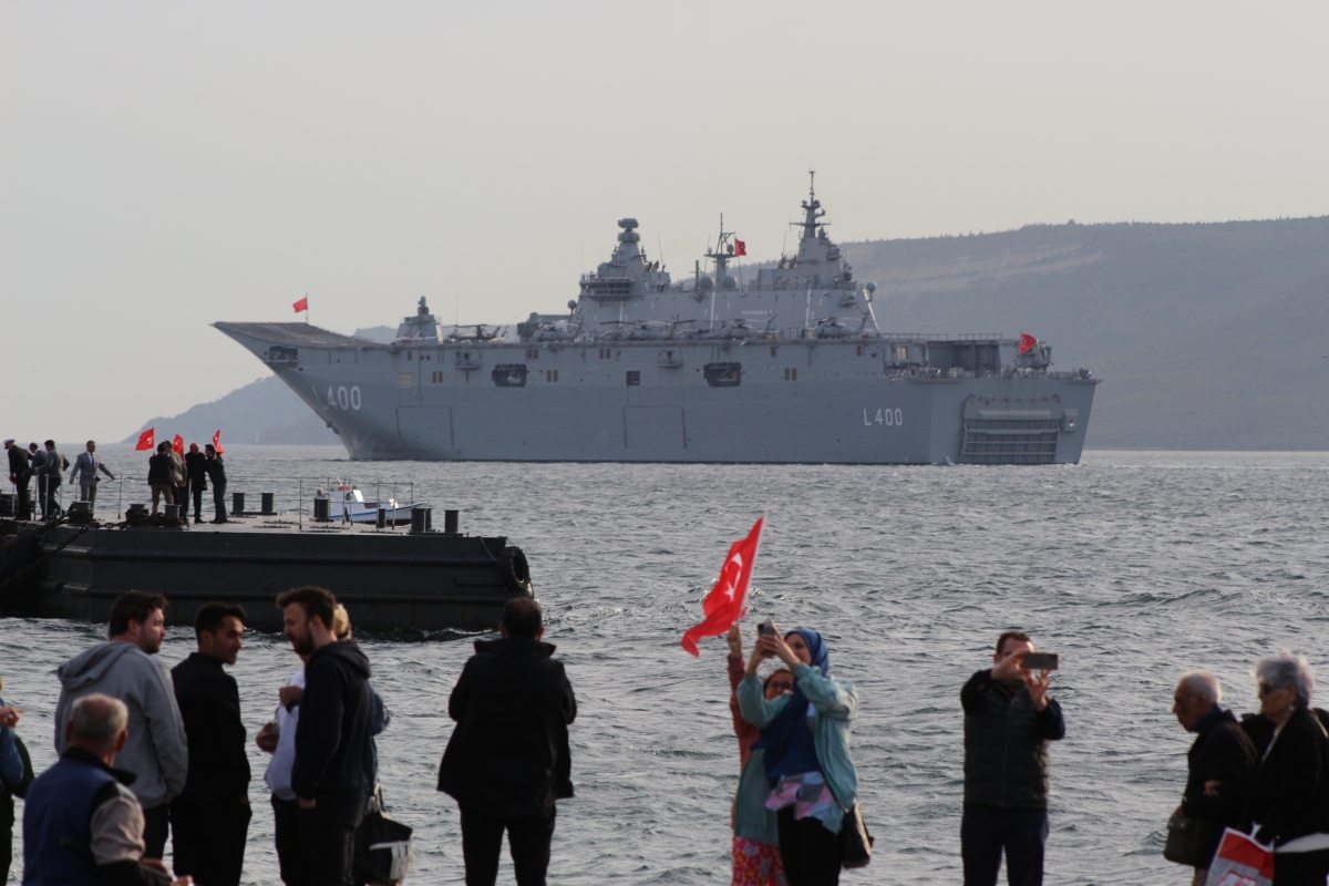 TCG Anadolu Çanakkale Boğazı'ndan geçti