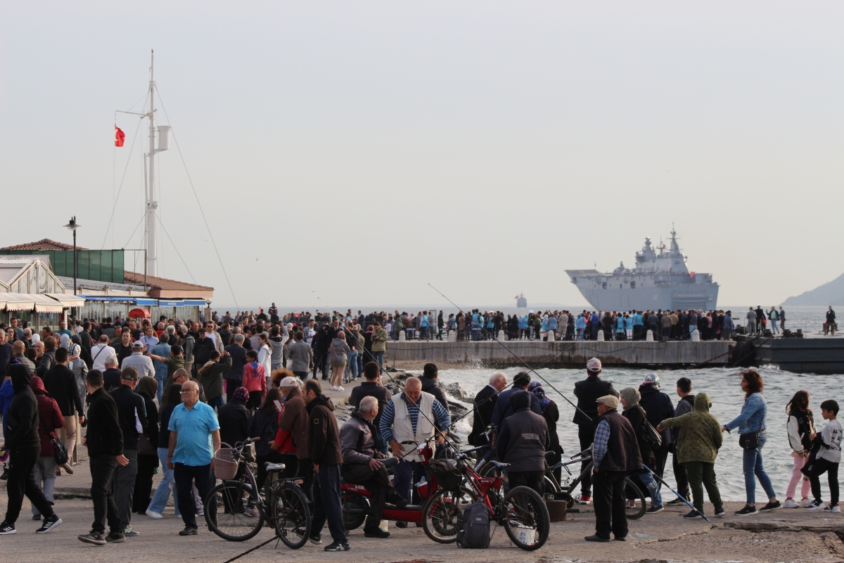 TCG Anadolu Çanakkale Boğazı'ndan geçti