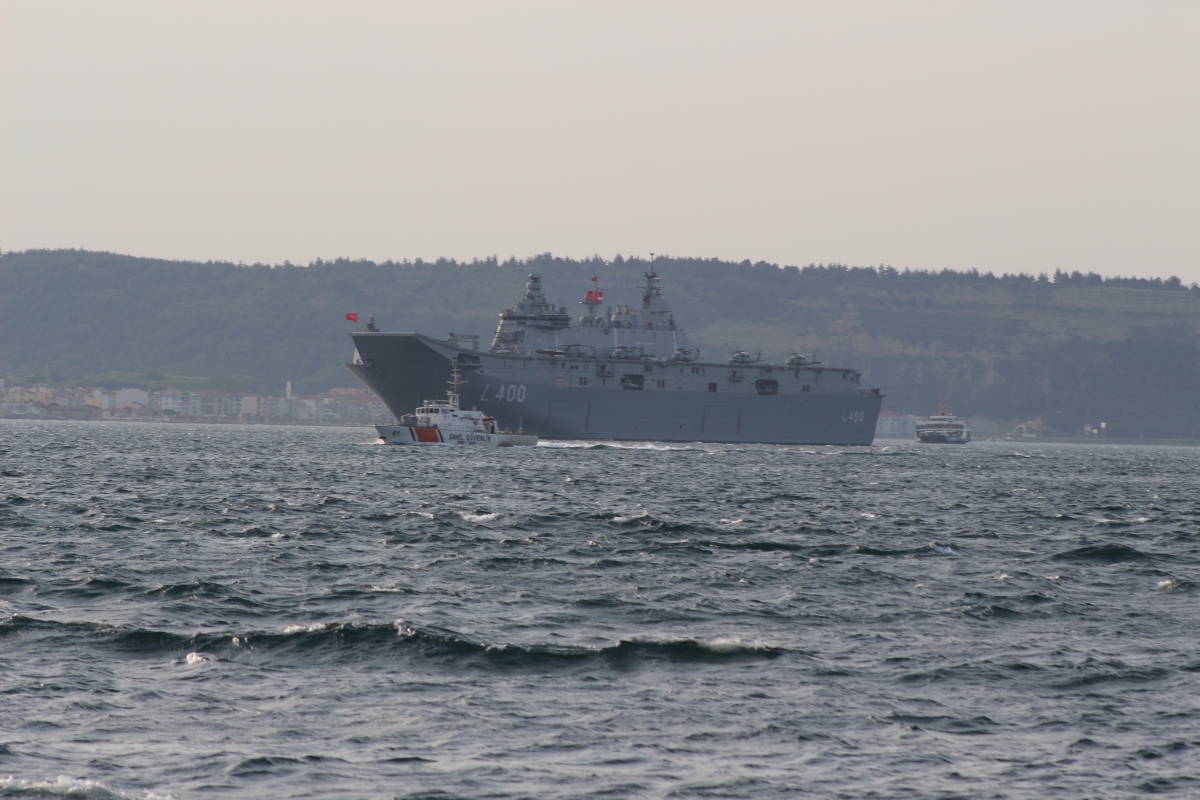 TCG Anadolu Çanakkale Boğazı'ndan geçti
