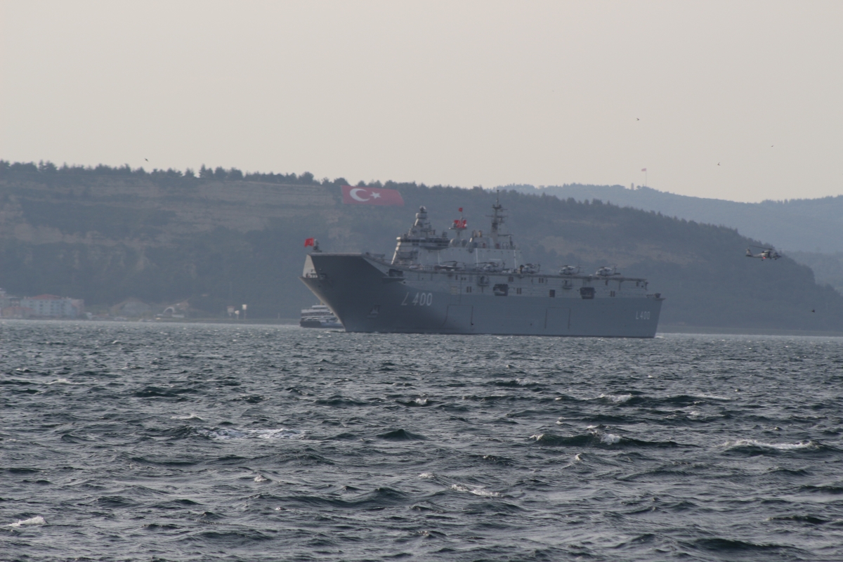 TCG Anadolu Çanakkale Boğazı'ndan geçti