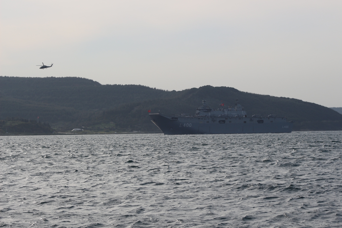 TCG Anadolu Çanakkale Boğazı'ndan geçti