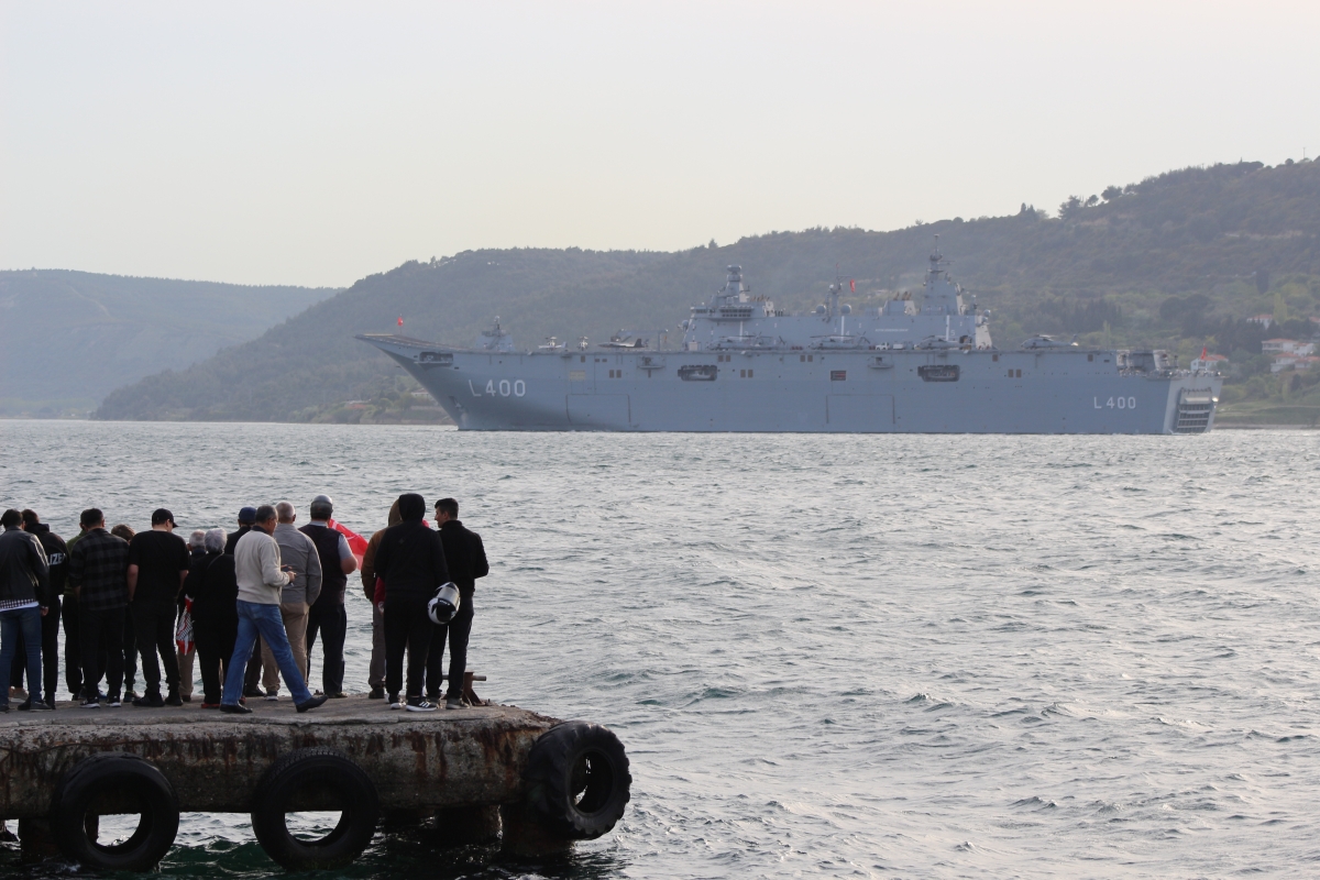 TCG Anadolu Çanakkale Boğazı'ndan geçti