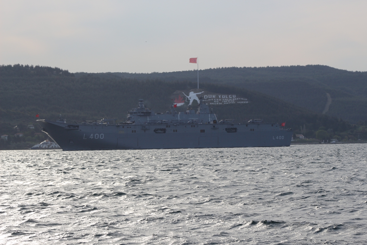 TCG Anadolu Çanakkale Boğazı'ndan geçti