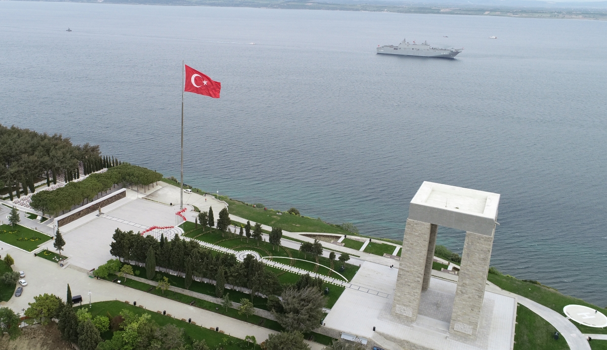 TCG Anadolu Çanakkale Boğazı'ndan geçti