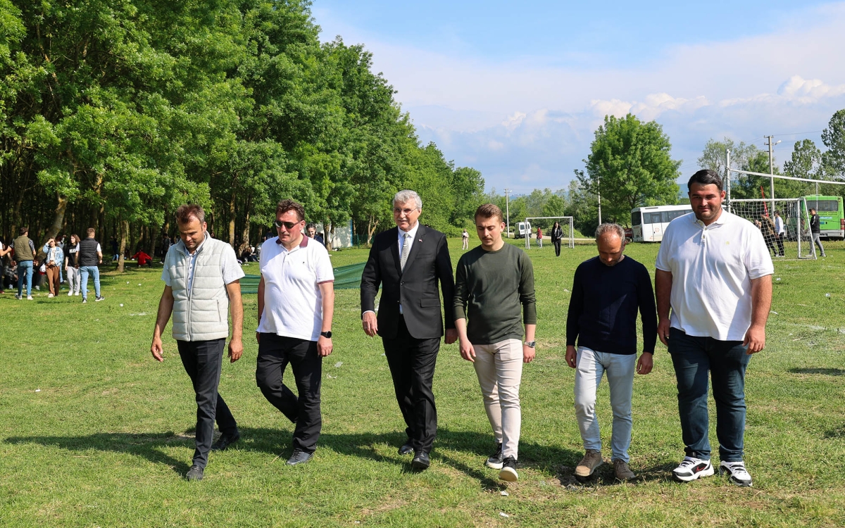 Vatan bayrağını gençler taşıyacak