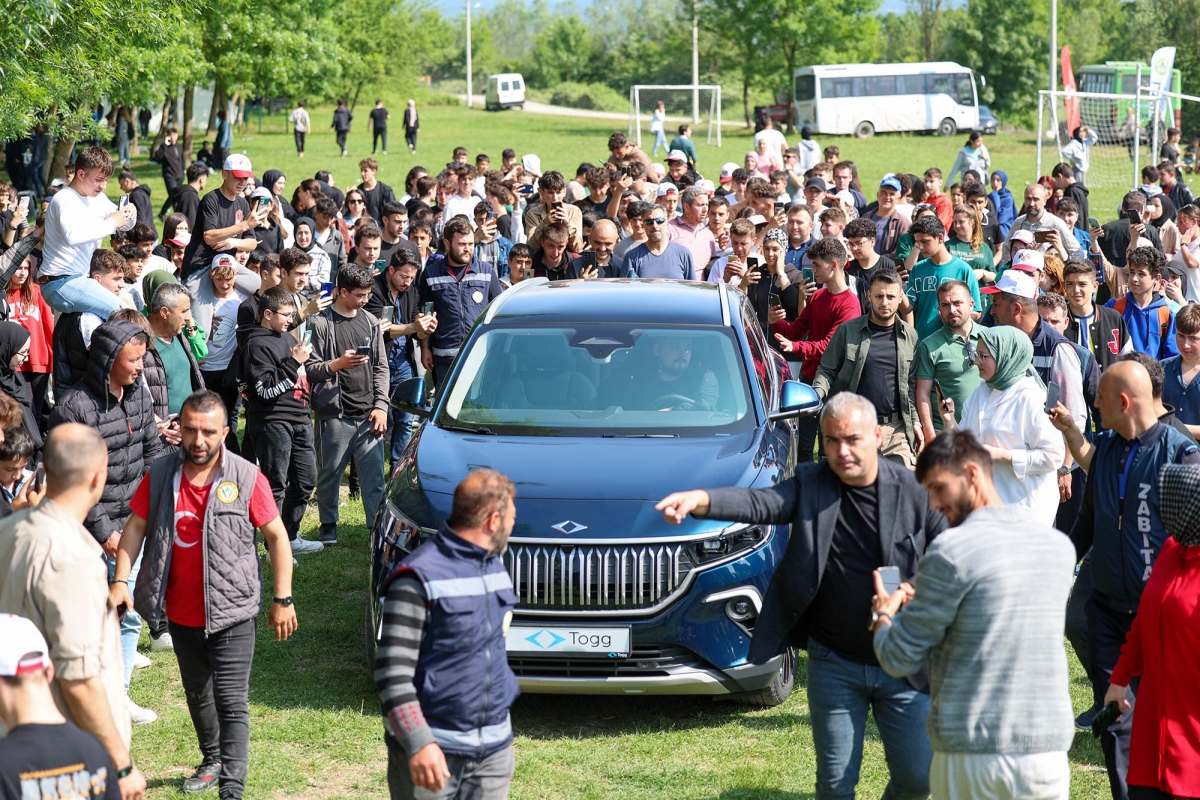 Vatan bayrağını gençler taşıyacak