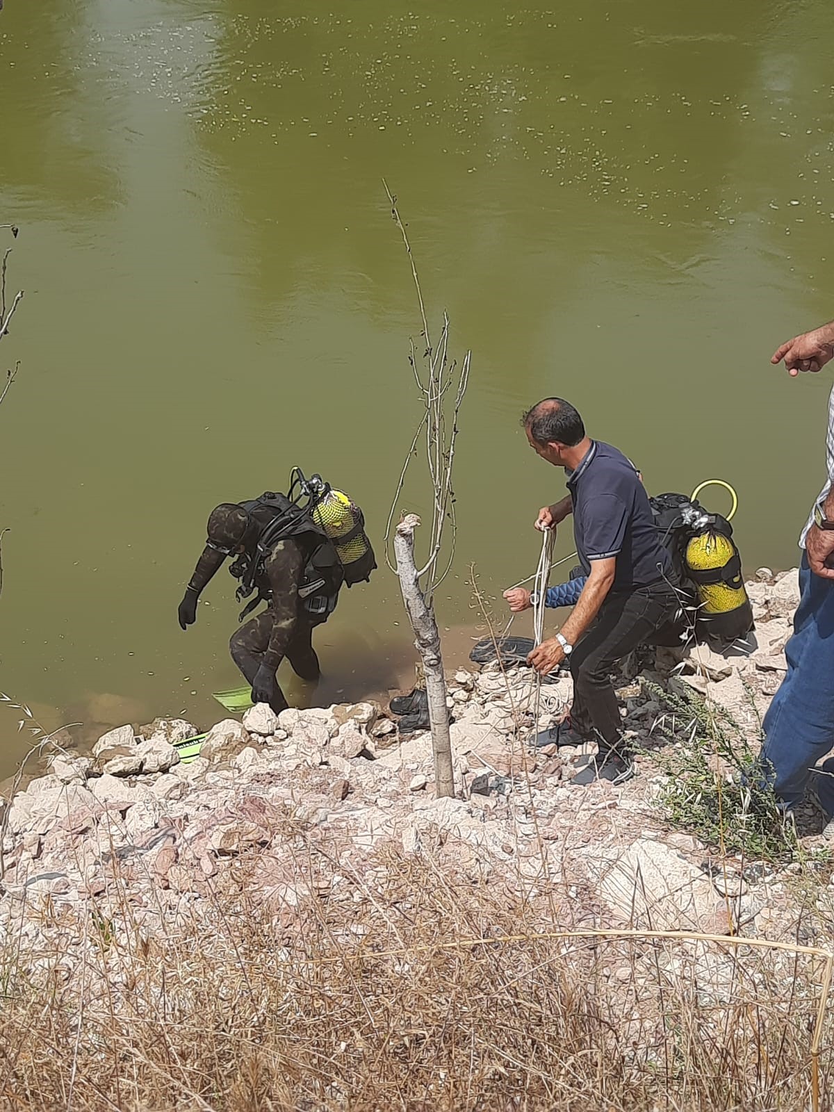 Sakarya Nehri'ne düşen kamyonet çıkartıldı