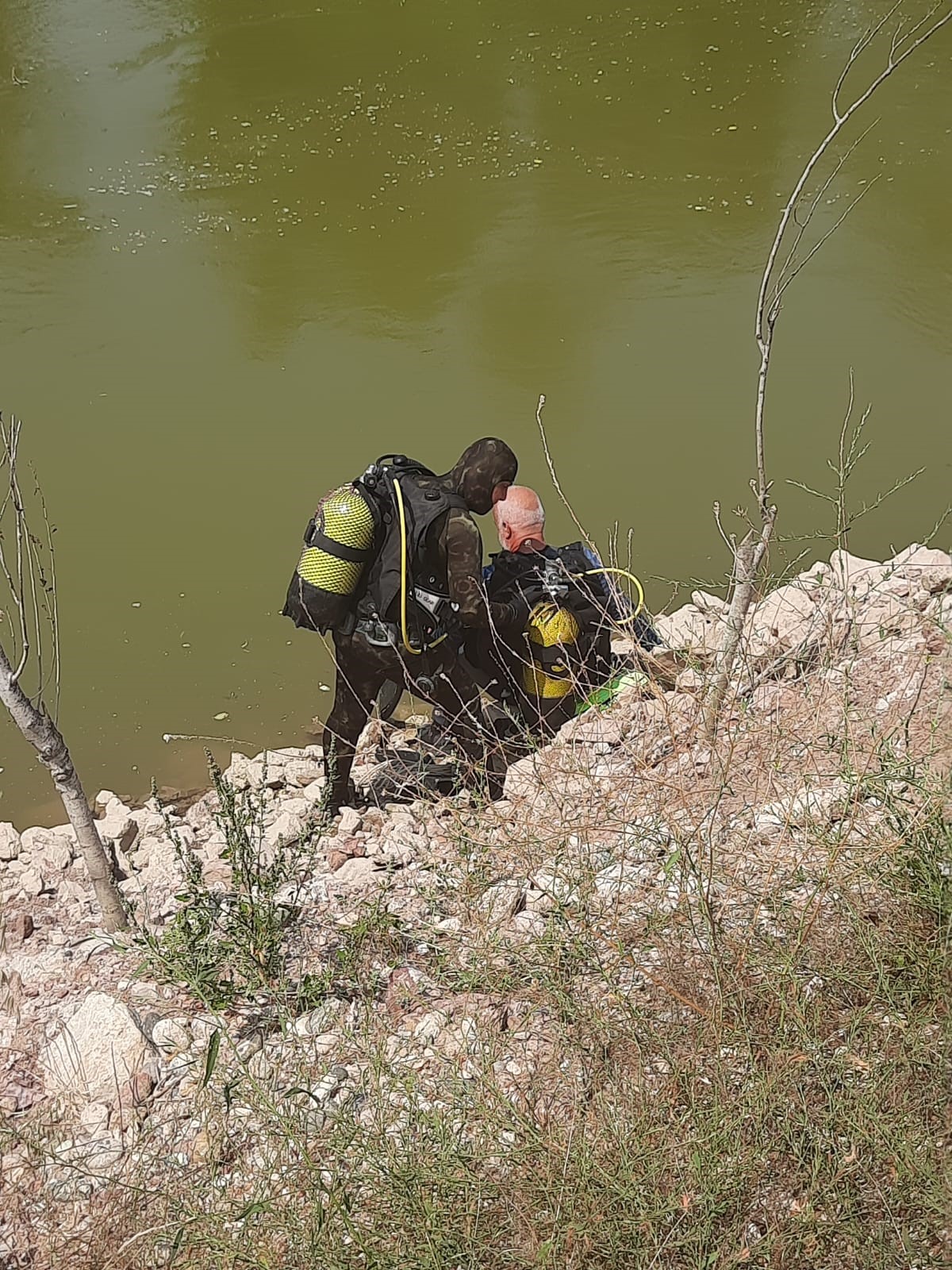 Sakarya Nehri'ne düşen kamyonet çıkartıldı