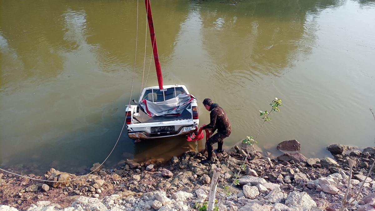 Sakarya Nehri'ne düşen kamyonet çıkartıldı