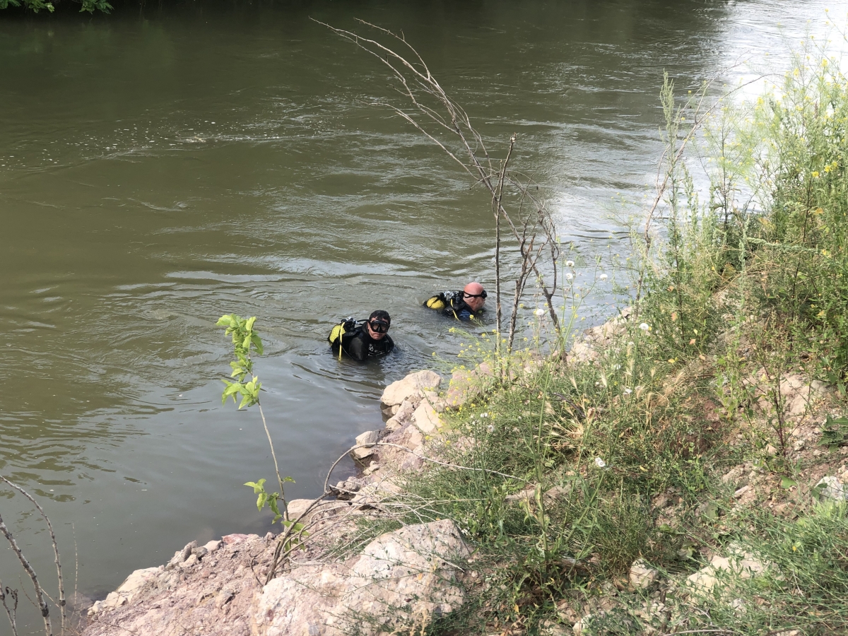 Sakarya Nehri'ne düşen kamyonet çıkartıldı