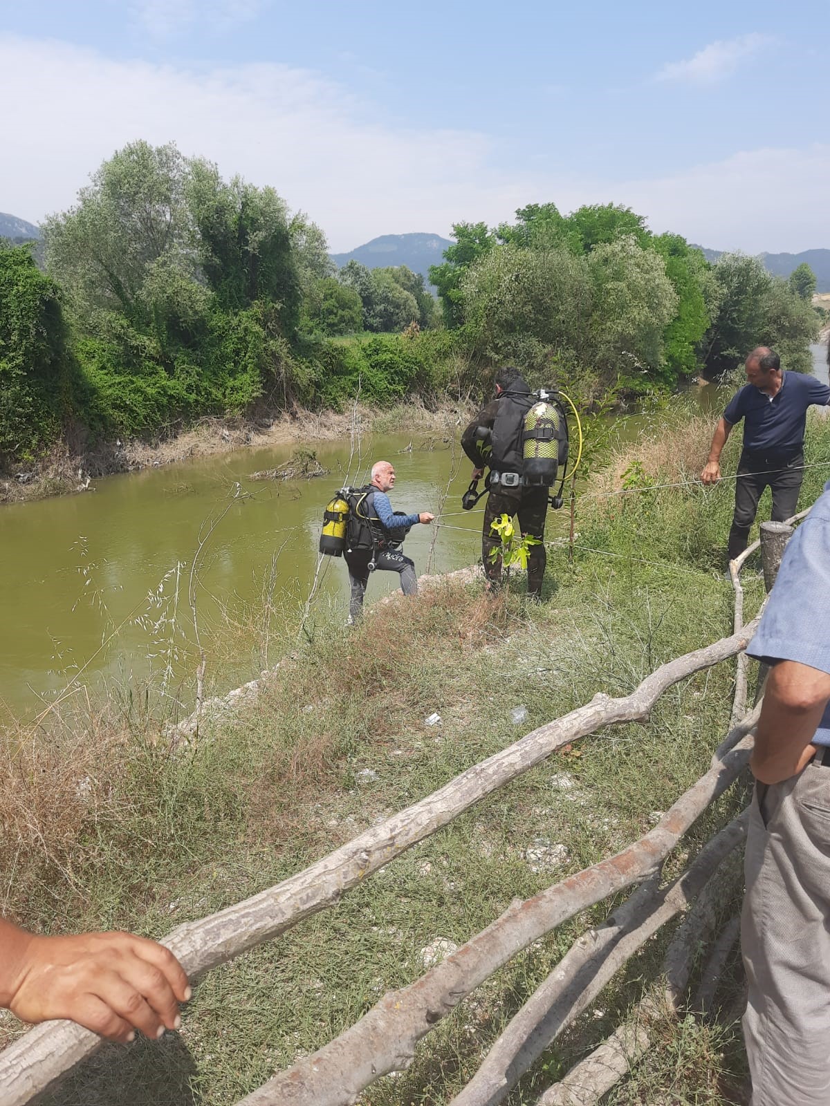 Sakarya Nehri'ne düşen kamyonet çıkartıldı