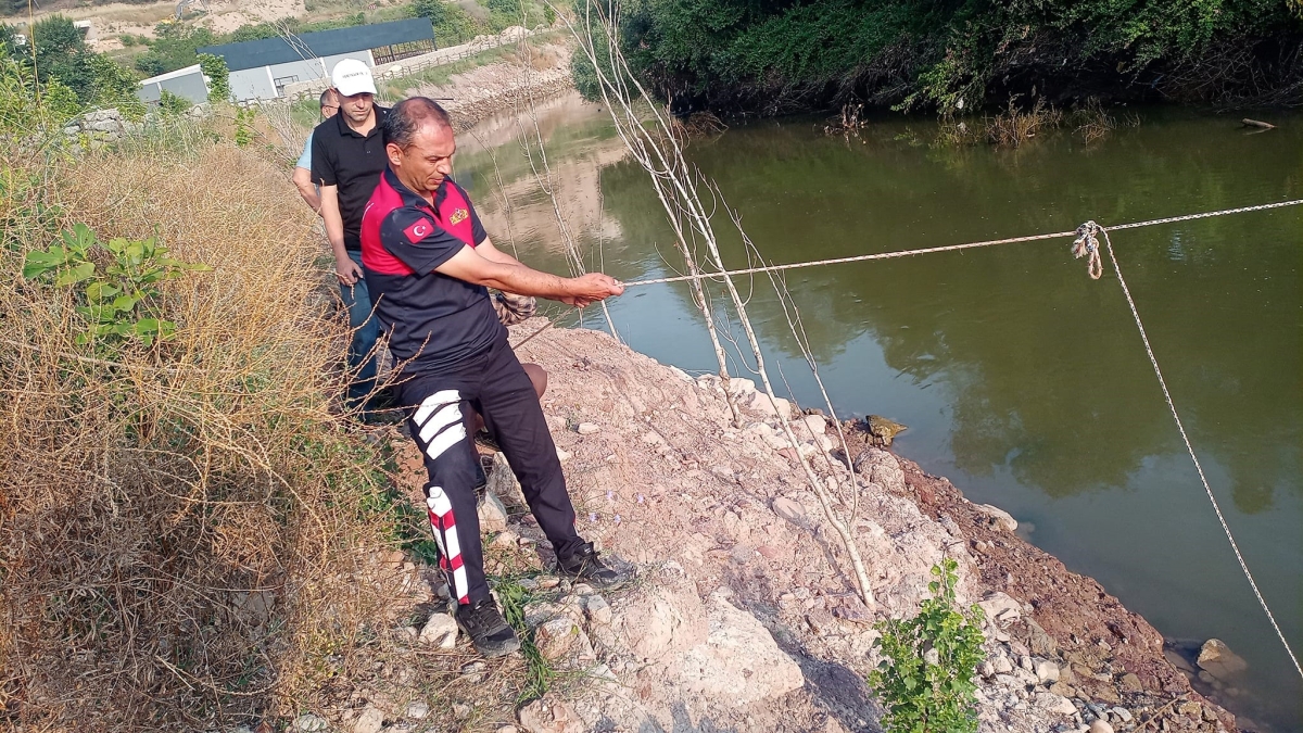 Sakarya Nehri'ne düşen kamyonet çıkartıldı
