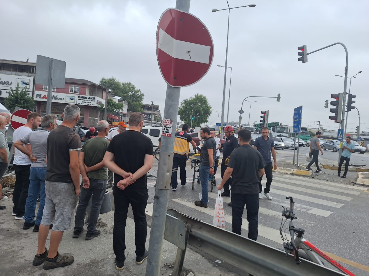 D 100'de trafik kazası 