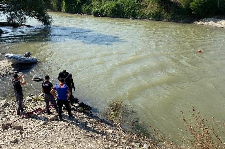 Cesedi aracıyla nehirde bulundu