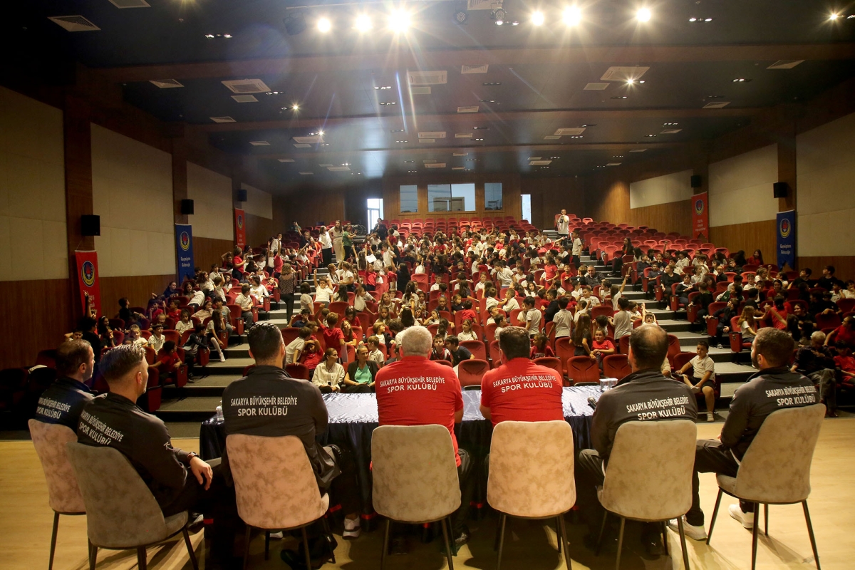 Büyükşehir hentbol minik sporseverlerle buluştu